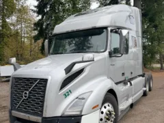 2020 Volvo VNL 760 Sleeper — photo 2 of 18