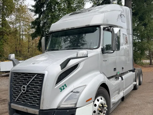 2020 Volvo VNL 760 Sleeper — photo 1 of 17