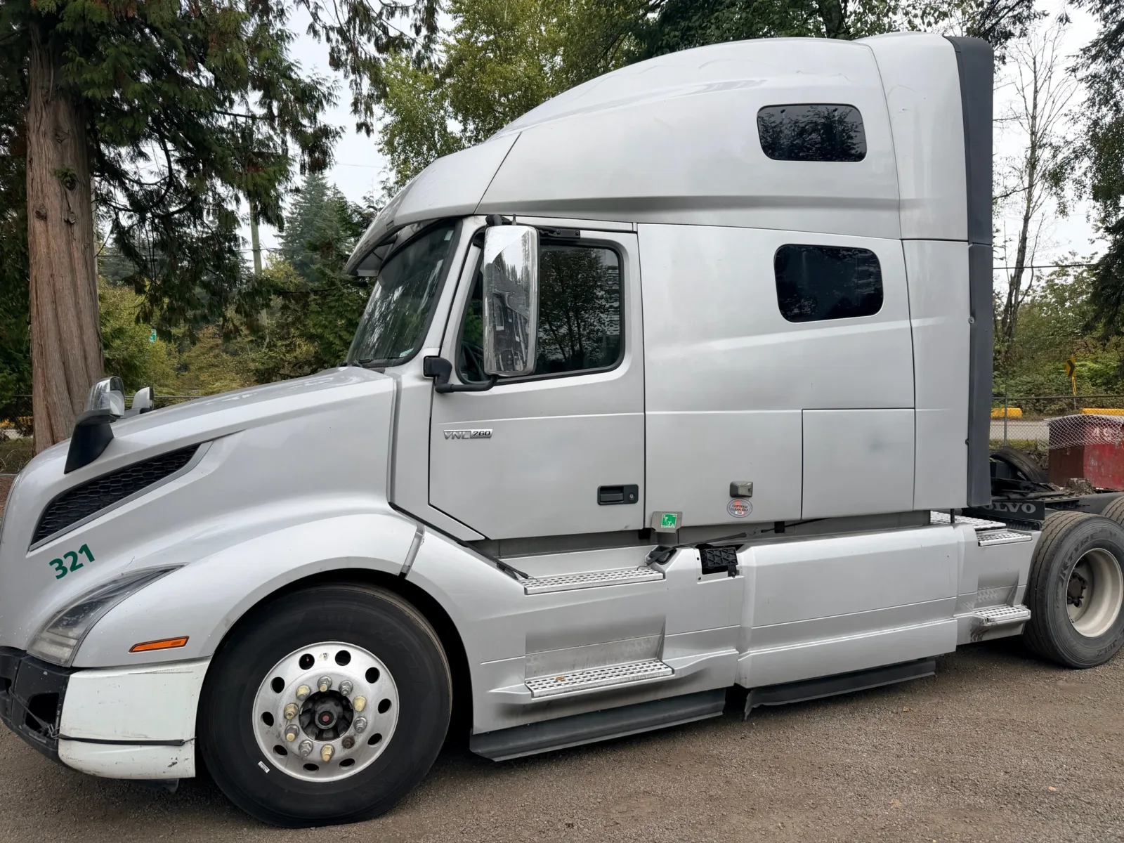 2020 Volvo VNL 760 Sleeper — photo 2 of 17