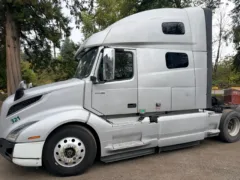 2020 Volvo VNL 760 Sleeper — photo 3 of 18