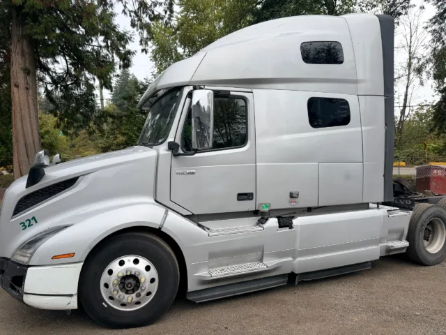 2020 Volvo VNL 760 Sleeper — photo 2 of 17