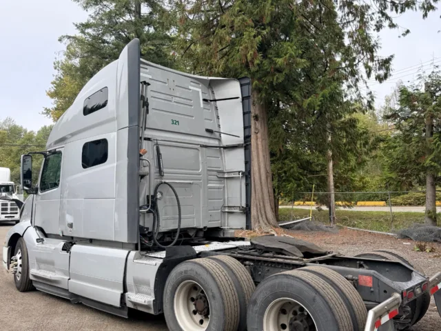 2020 Volvo VNL 760 Sleeper — photo 3 of 17