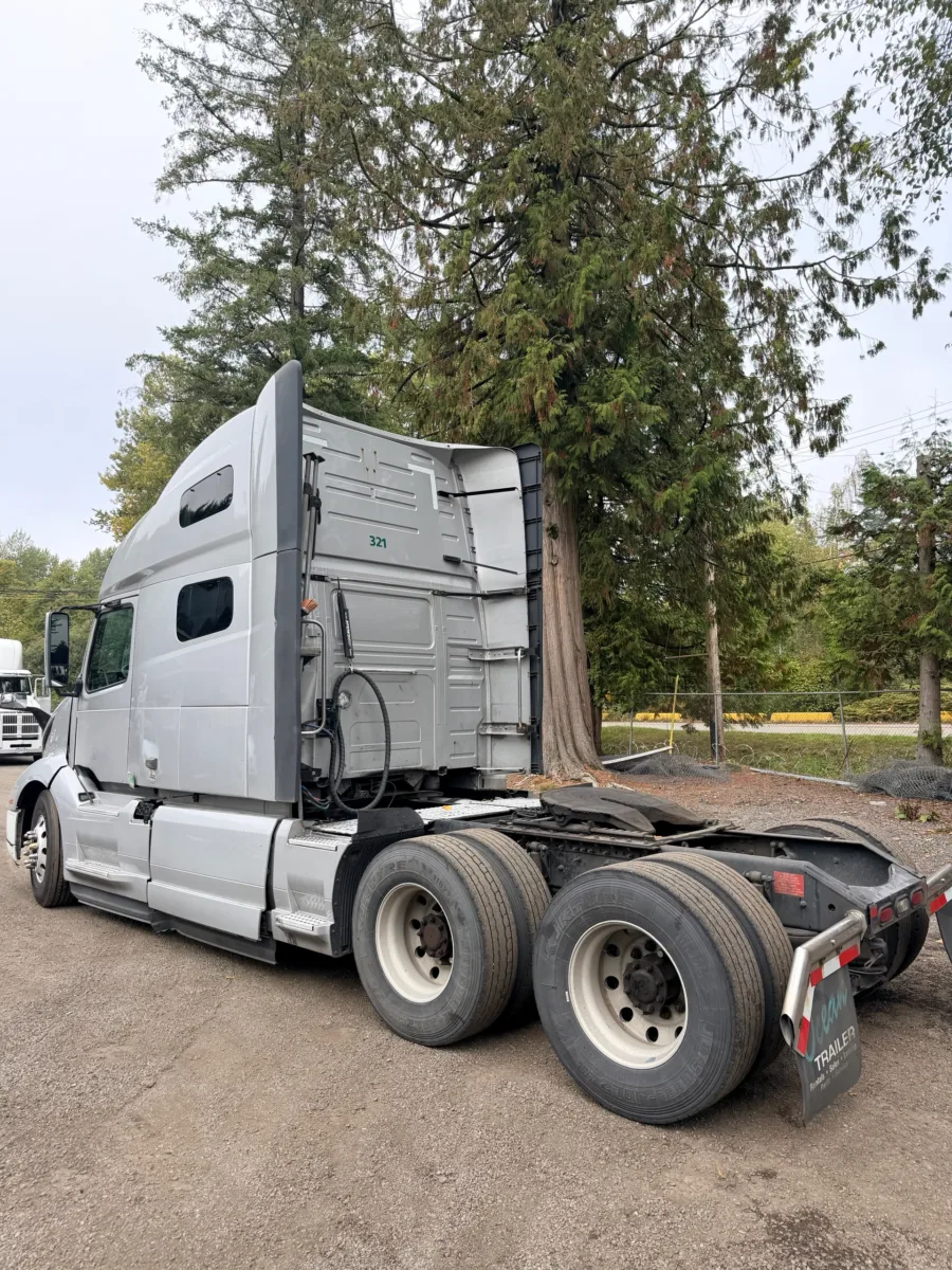 2020 Volvo VNL 760 Sleeper — photo 3 of 17