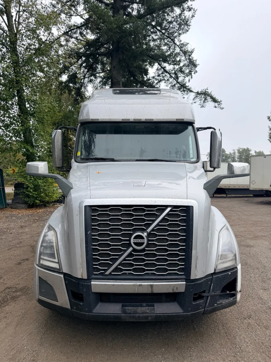 2020 Volvo VNL 760 Sleeper — photo 6 of 17