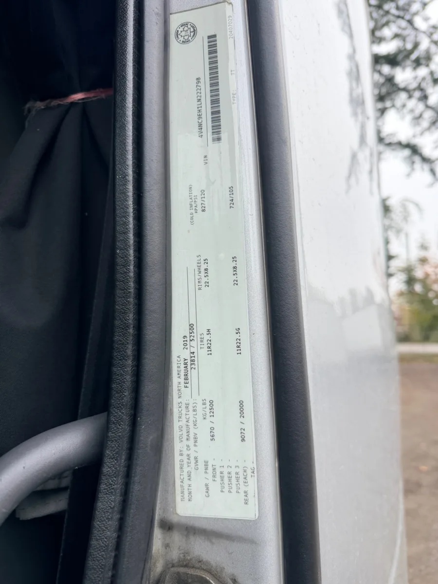 2020 Volvo VNL 760 Sleeper — photo 8 of 17