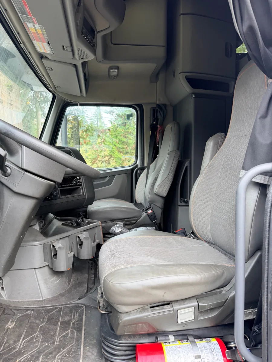 2020 Volvo VNL 760 Sleeper — photo 13 of 17