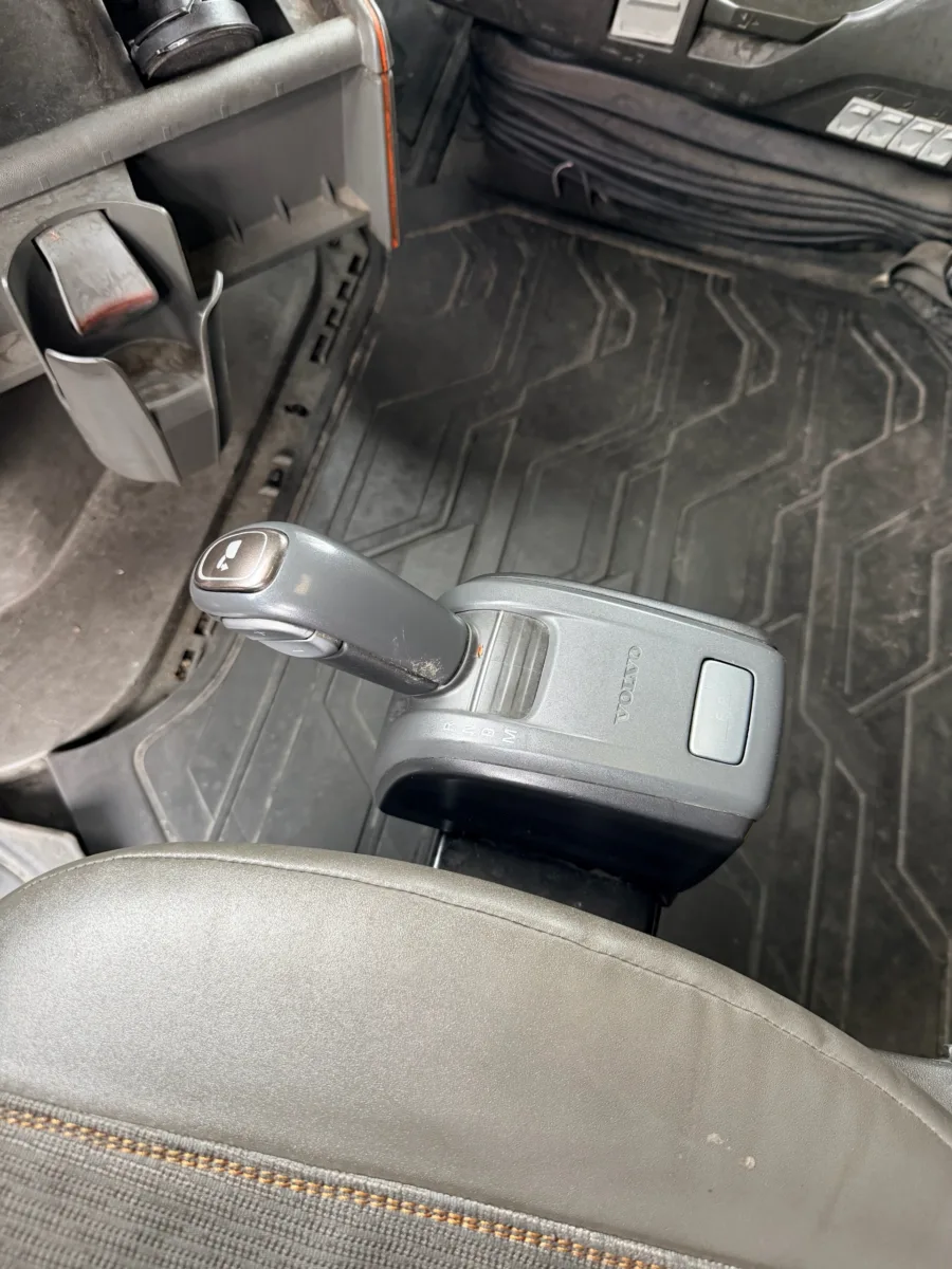 2020 Volvo VNL 760 Sleeper — photo 14 of 17