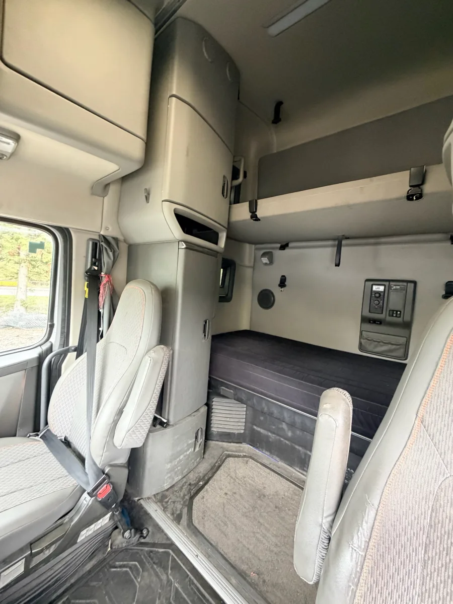 2020 Volvo VNL 760 Sleeper — photo 15 of 17