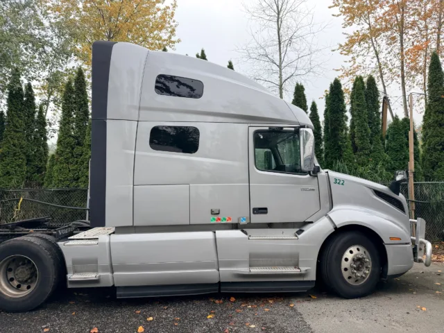 2020 Volvo VNL 760 Sleeper — photo 1 of 16