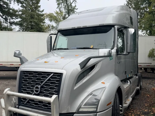 2020 Volvo VNL 760 Sleeper — photo 2 of 16