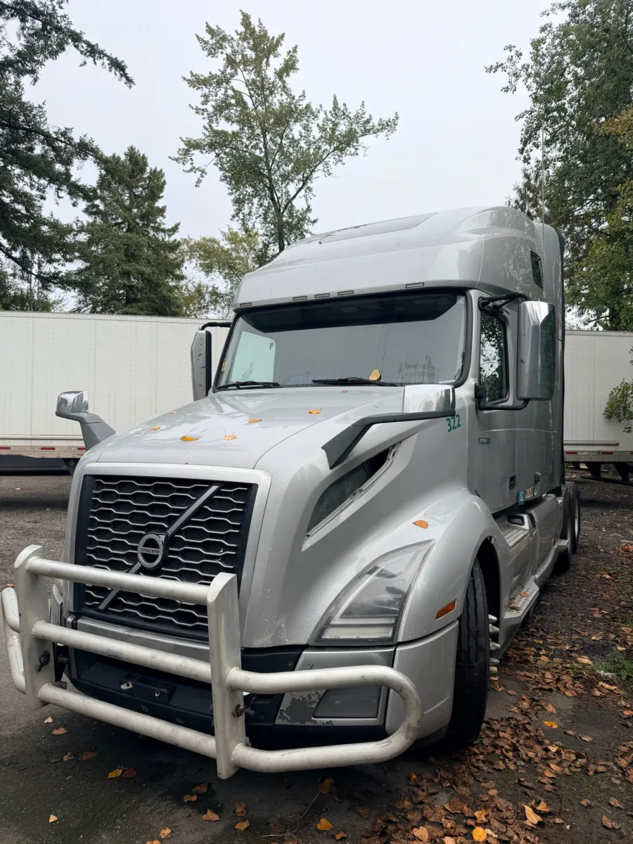 2020 Volvo VNL 760 Sleeper — photo 2 of 16