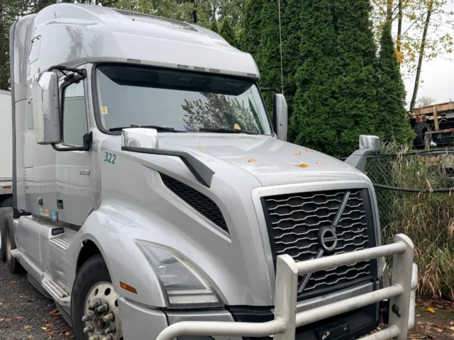 2020 Volvo VNL 760 Sleeper — photo 3 of 16