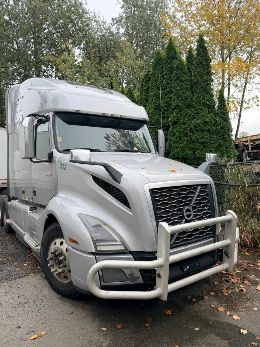 2020 Volvo VNL 760 Sleeper — photo 3 of 16