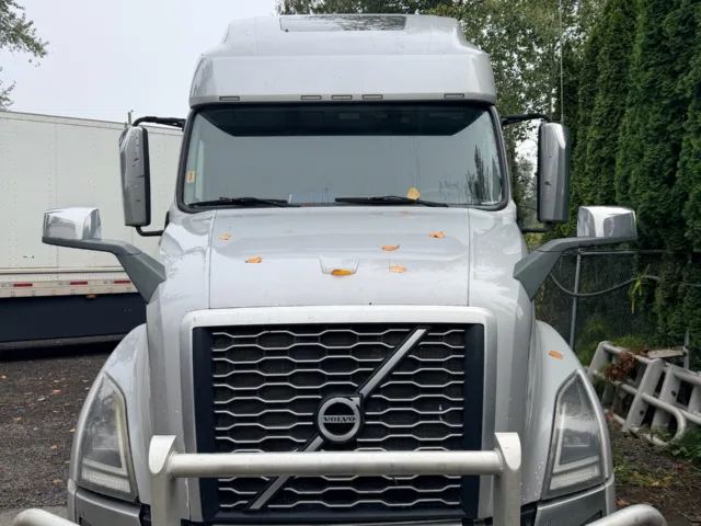 2020 Volvo VNL 760 Sleeper — photo 4 of 16