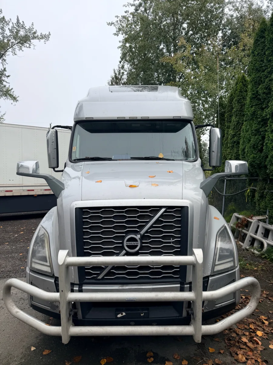 2020 Volvo VNL 760 Sleeper — photo 4 of 16