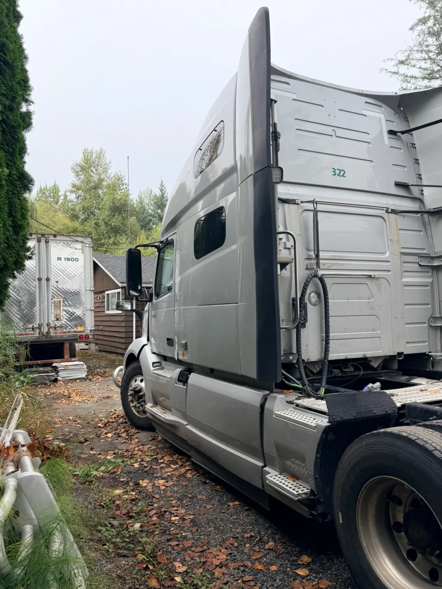 2020 Volvo VNL 760 Sleeper — photo 5 of 16