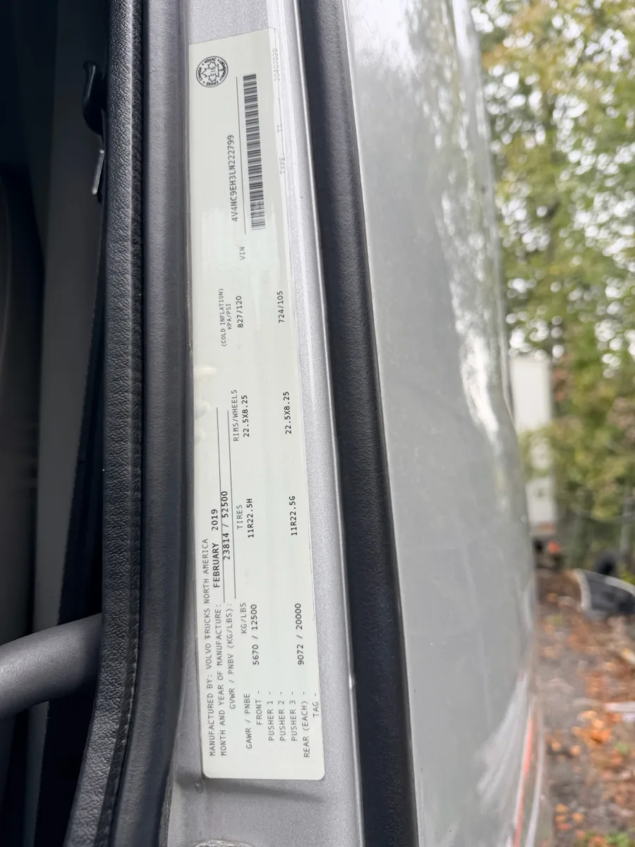 2020 Volvo VNL 760 Sleeper — photo 9 of 16