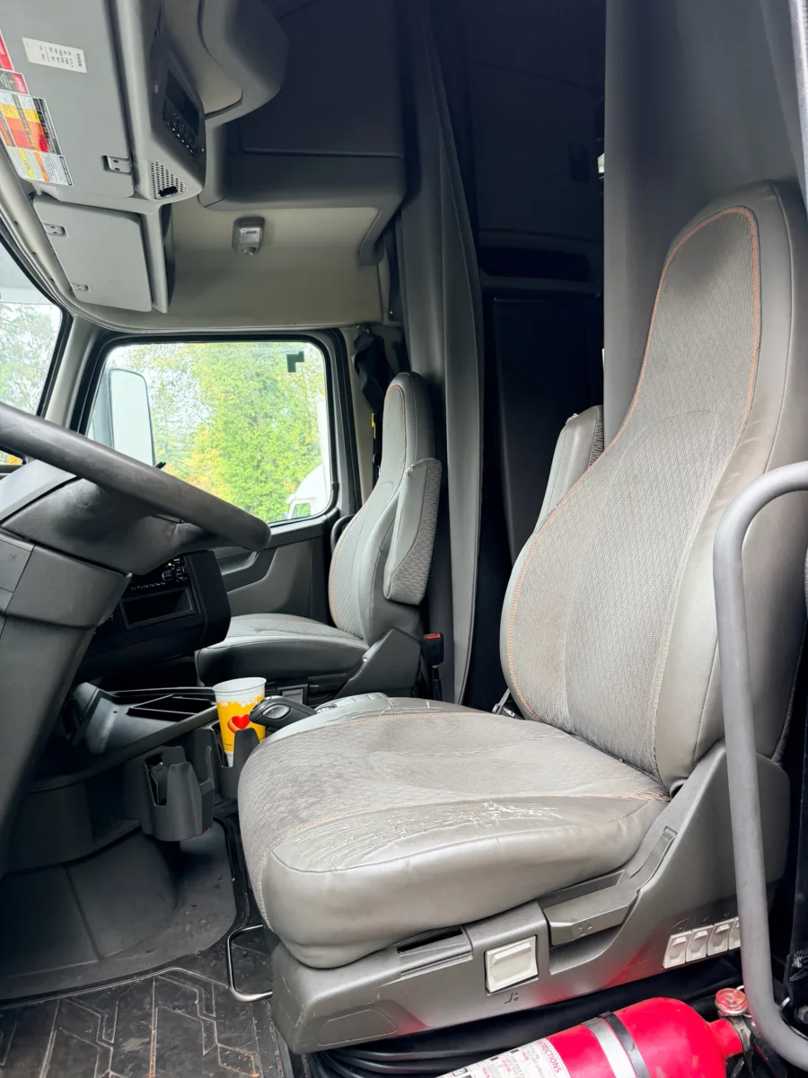 2020 Volvo VNL 760 Sleeper — photo 14 of 16
