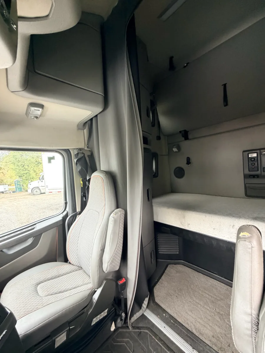 2020 Volvo VNL 760 Sleeper — photo 15 of 16