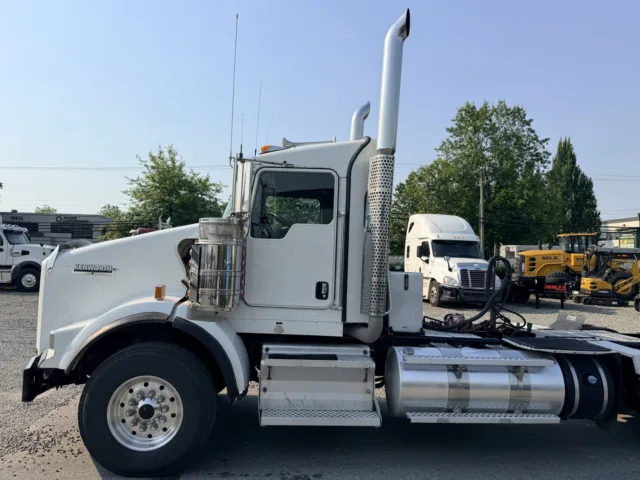 2022 Kenworth T800 — photo 3 of 6