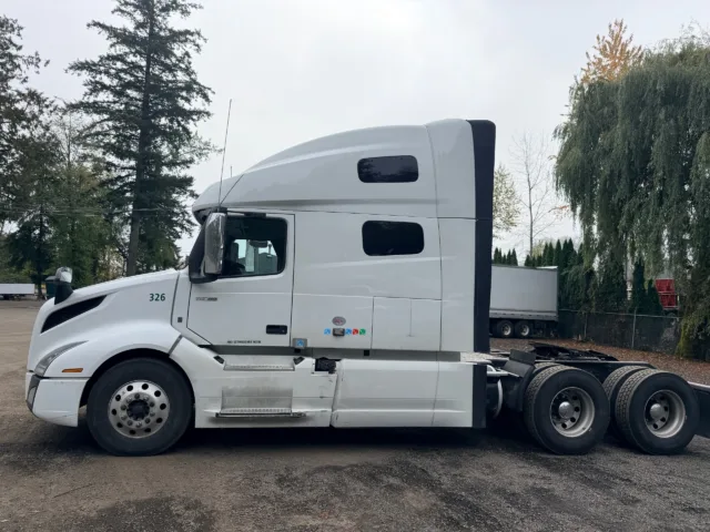 2022 Volvo VNL 760 Sleeper — photo 1 of 21