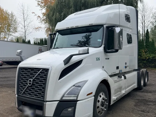 2022 Volvo VNL 760 Sleeper — photo 2 of 21