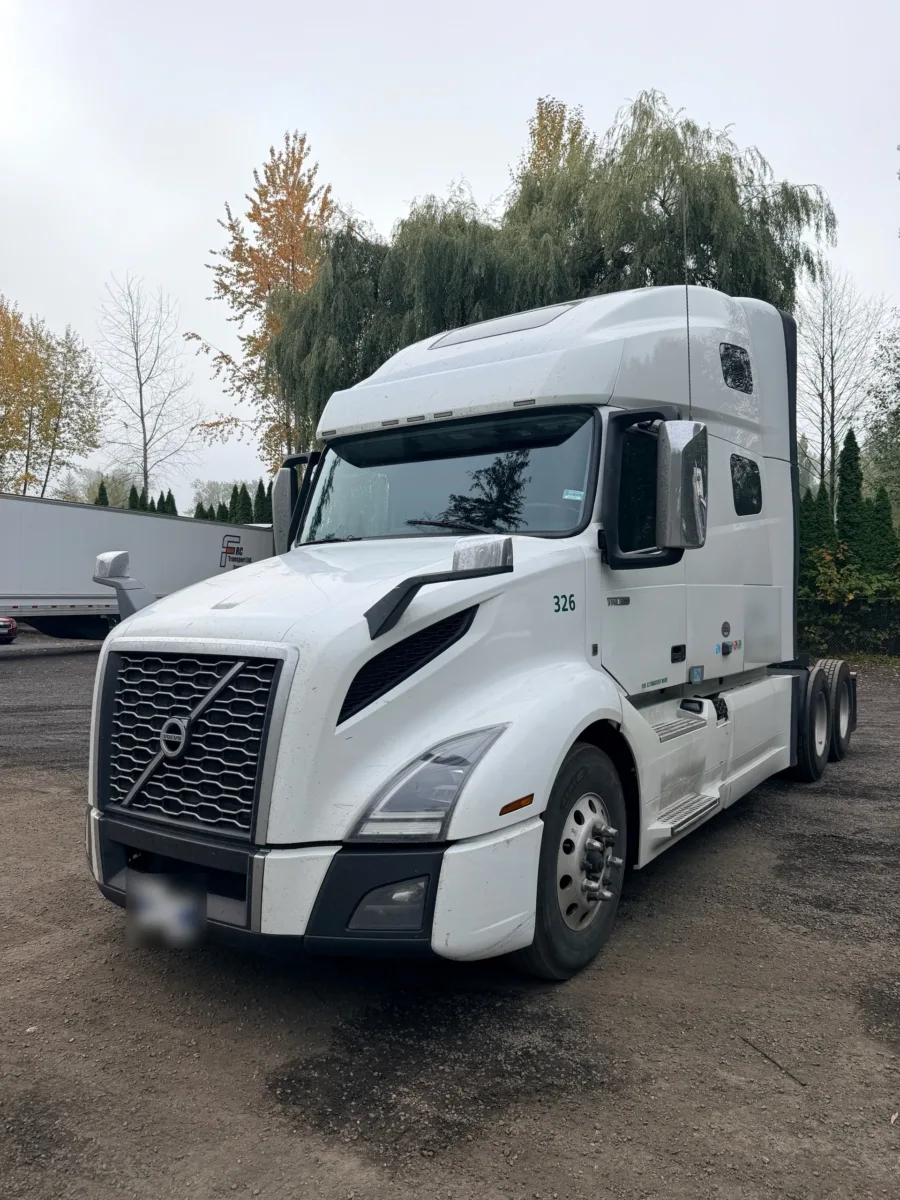 2022 Volvo VNL 760 Sleeper — photo 2 of 21