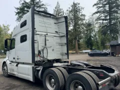 2022 Volvo VNL 760 Sleeper — photo 3 of 21