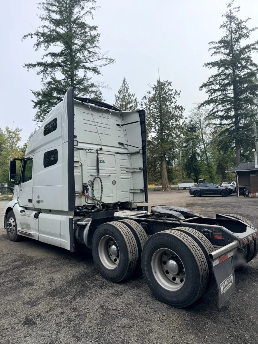 2022 Volvo VNL 760 Sleeper — photo 3 of 21
