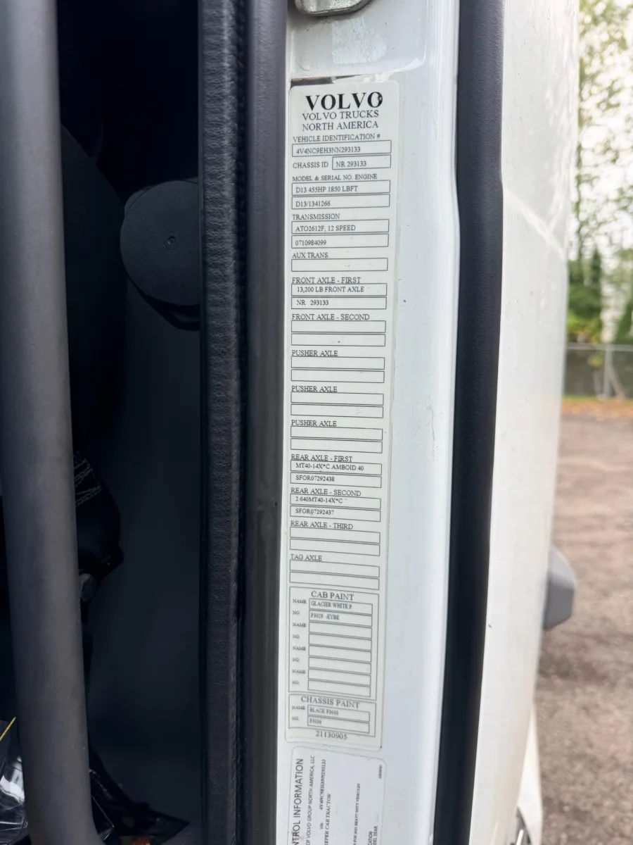 2022 Volvo VNL 760 Sleeper — photo 8 of 21
