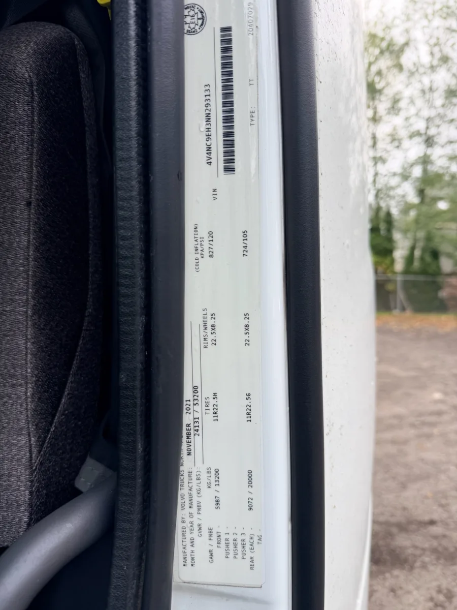 2022 Volvo VNL 760 Sleeper — photo 9 of 21