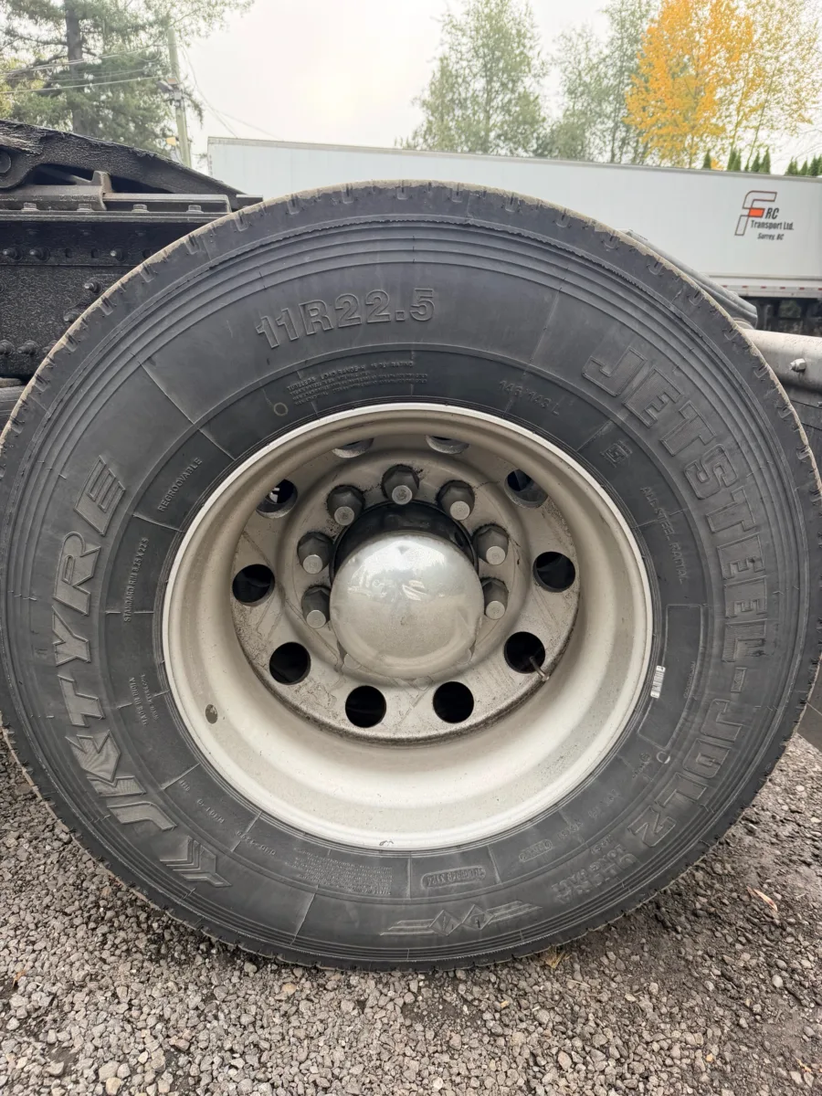 2022 Volvo VNL 760 Sleeper — photo 10 of 21