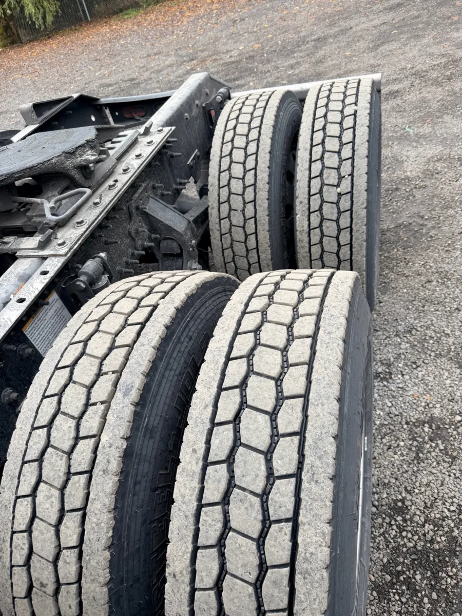 2022 Volvo VNL 760 Sleeper — photo 11 of 21