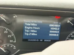2022 Volvo VNL 760 Sleeper — photo 15 of 21