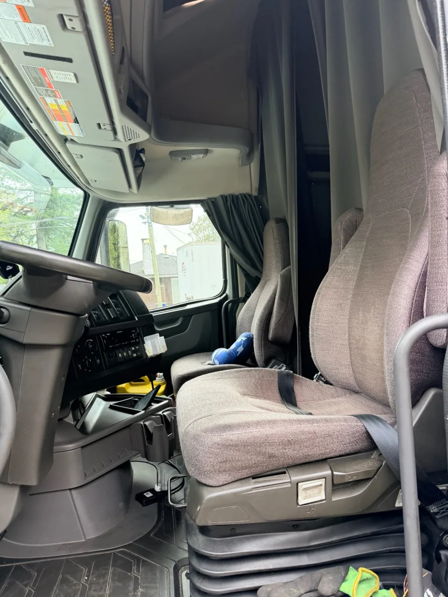 2022 Volvo VNL 760 Sleeper — photo 16 of 21