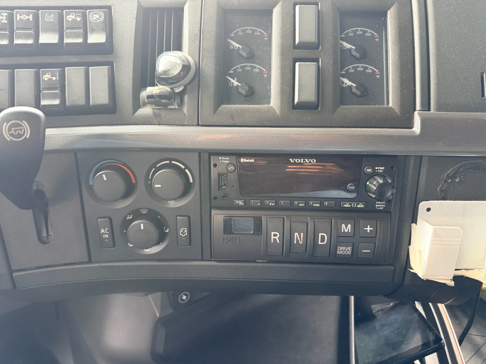 2022 Volvo VNL 760 Sleeper — photo 17 of 21