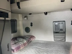 2022 Volvo VNL 760 Sleeper — photo 18 of 21