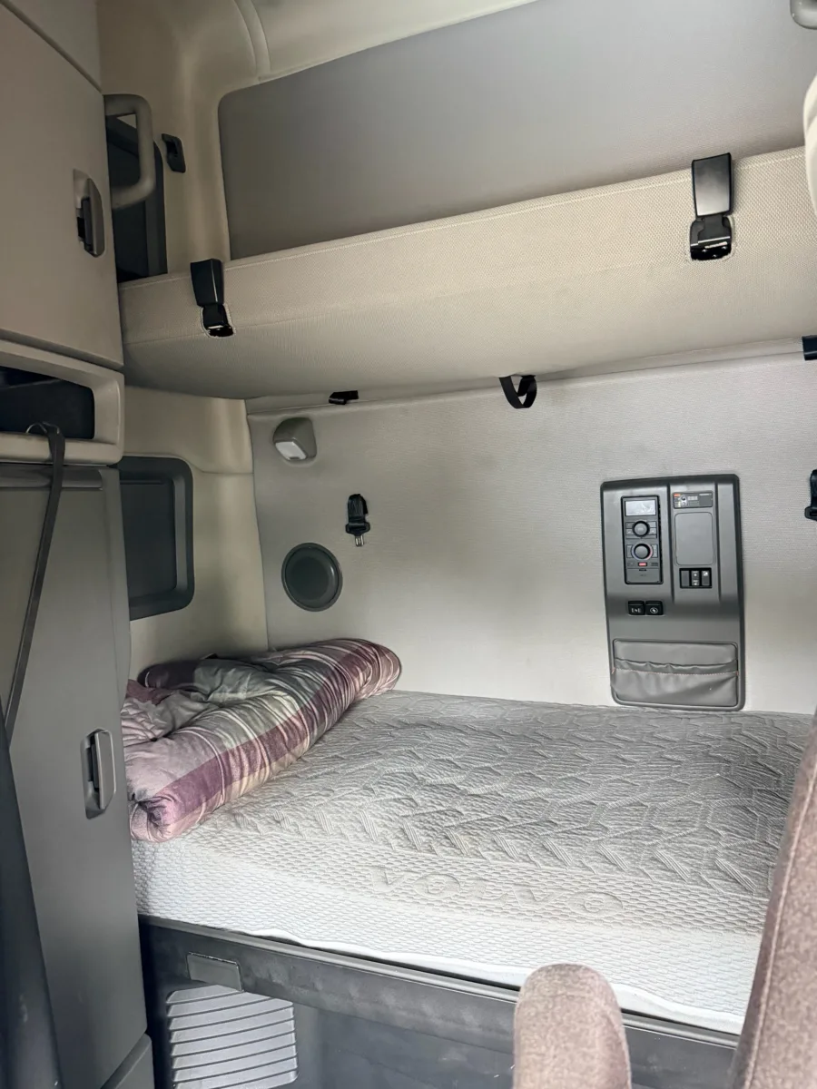 2022 Volvo VNL 760 Sleeper — photo 18 of 21