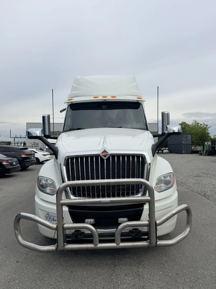 2023 International LT625 — photo 2 of 6