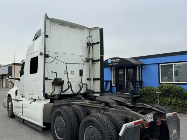 2023 International LT625 — photo 4 of 6
