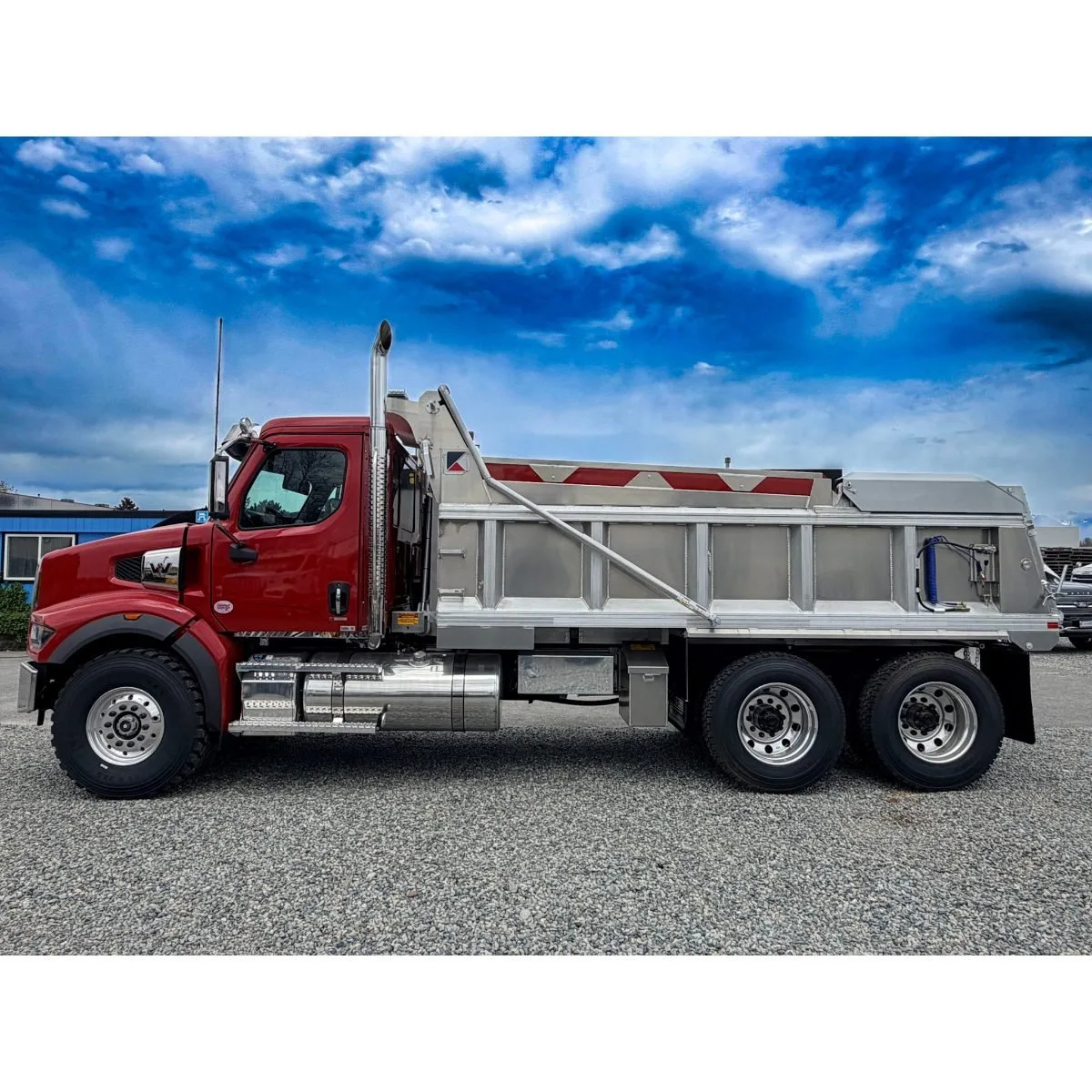 2025 Western Star 49X Dump Truck — photo 3 of 12