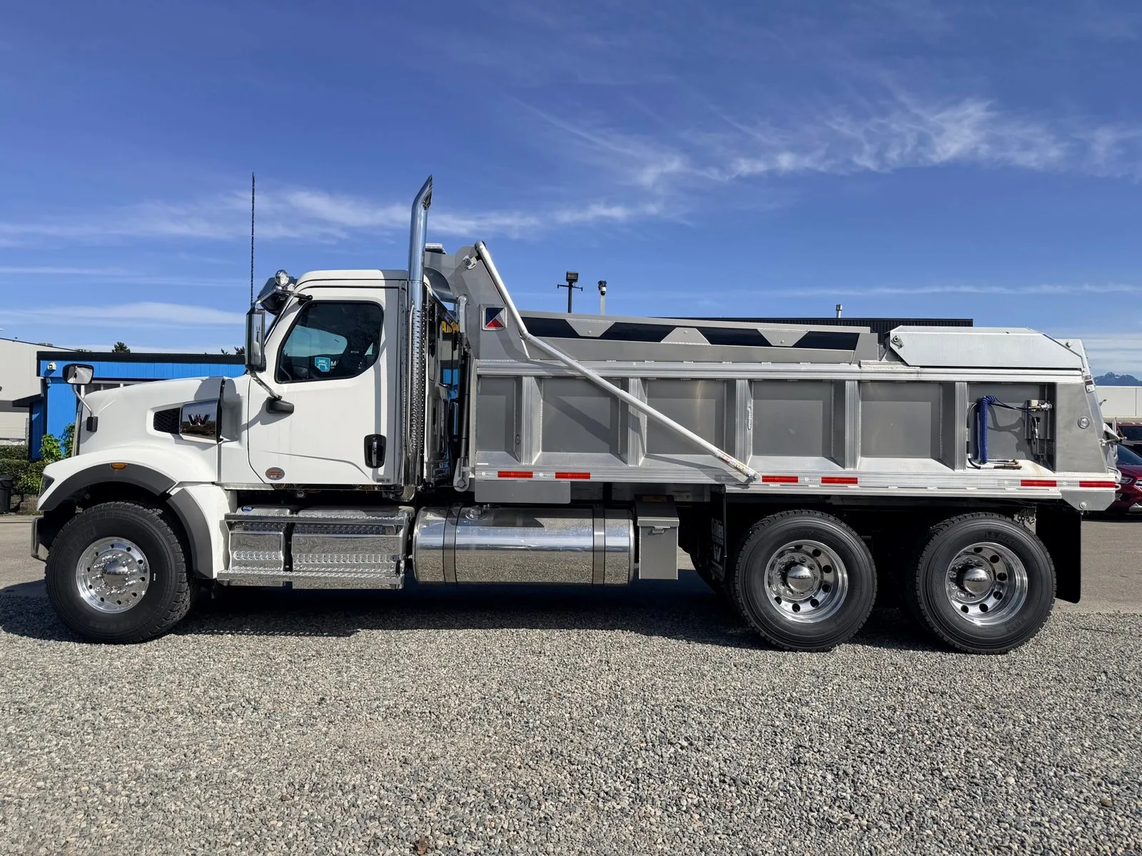 2025 Western Star 49X Dump Truck — photo 3 of 6